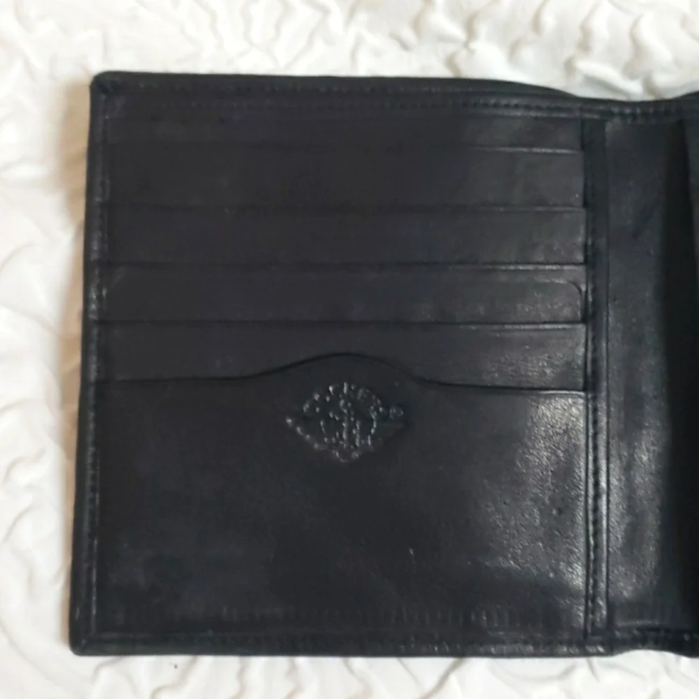 Docker Mens Fullgrain Leather black bifold square wallet. Size 4